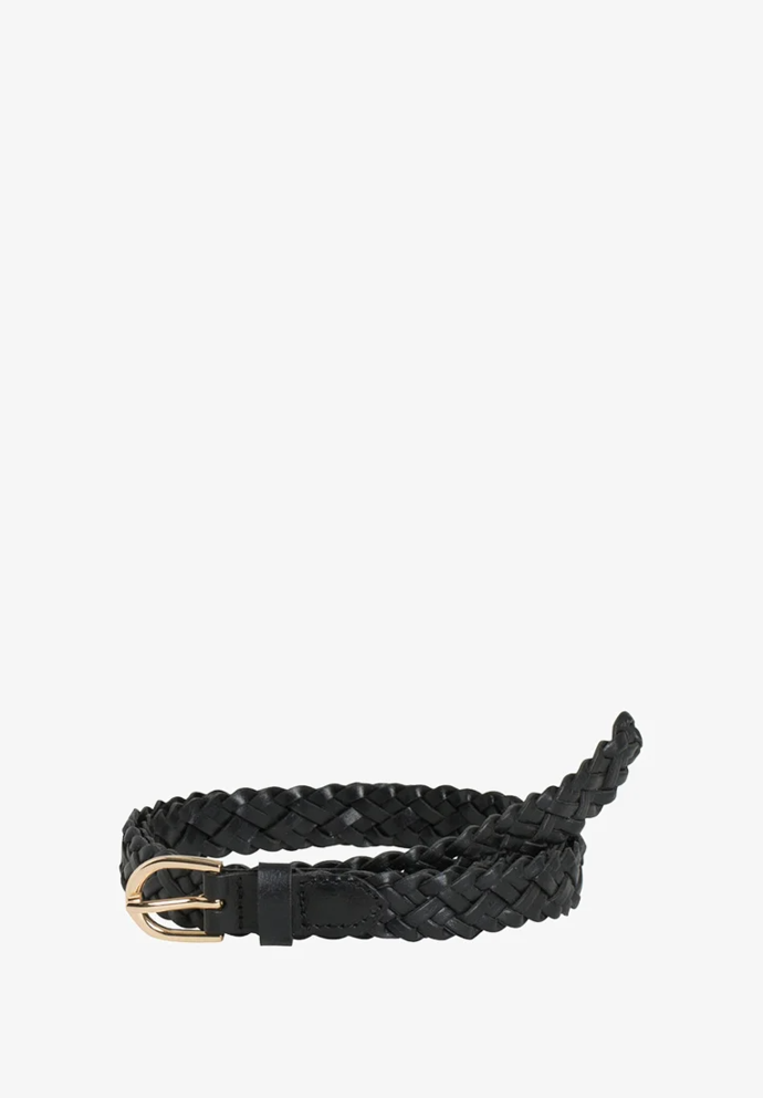 Celek pozvednou doplňky, třeba jako tento proplétaný pásek od Pieces. Jeho cena je 390 Kč.