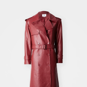 Červená nádherně vynikne třeba na kabátě. Tento koženkový trenčkot je od značky Hotel Mahfouf a stojí
4540 Kč.