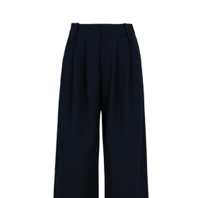 Základem šatníku jsou jednobarevné široké kalhoty, které nechají vyniknout výrazné prvky. Tento černý kousek má v nabídce značka Orsay a vyjde vás na 999 Kč.