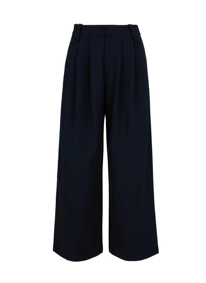 Základem šatníku jsou jednobarevné široké kalhoty, které nechají vyniknout výrazné prvky. Tento černý kousek má v nabídce značka Orsay a vyjde vás na 999 Kč.