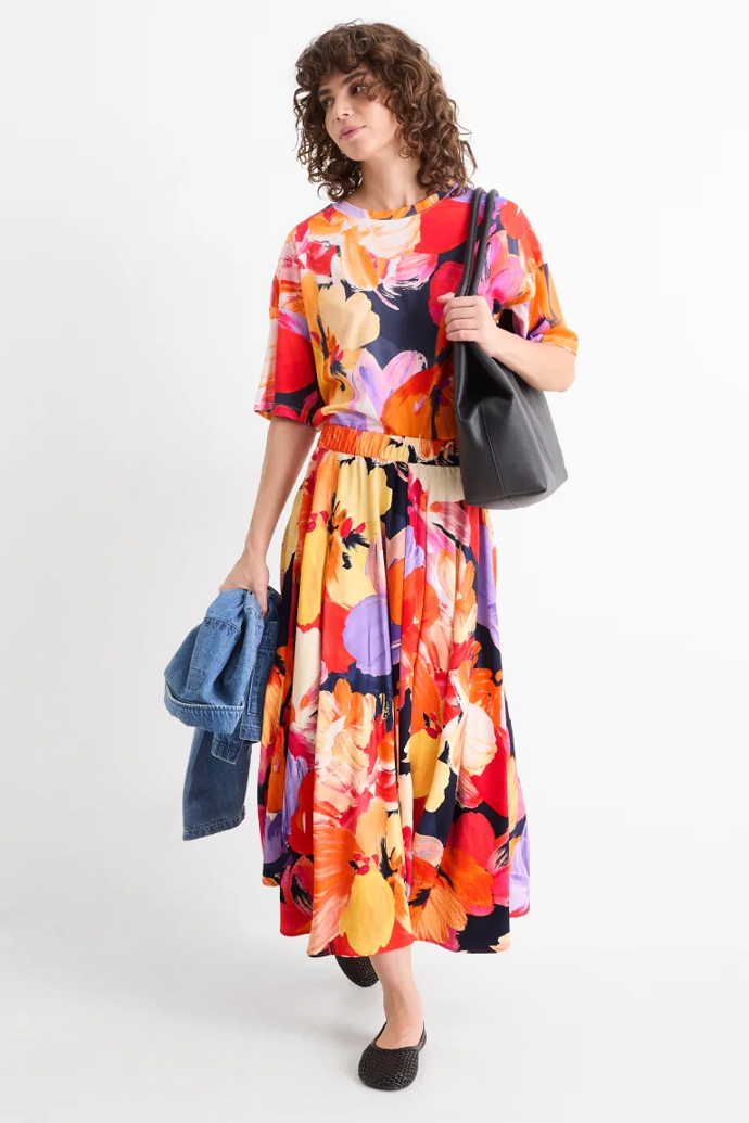 Tričko a sukně s květinovým vzorem, C&A, tričko 250 Kč, sukně 698 Kč