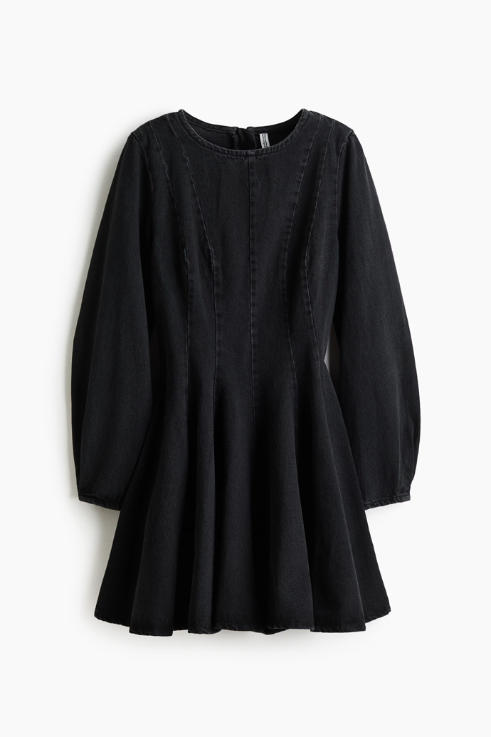 Džínové šaty s rozšířenou sukní, H&M, 859 Kč