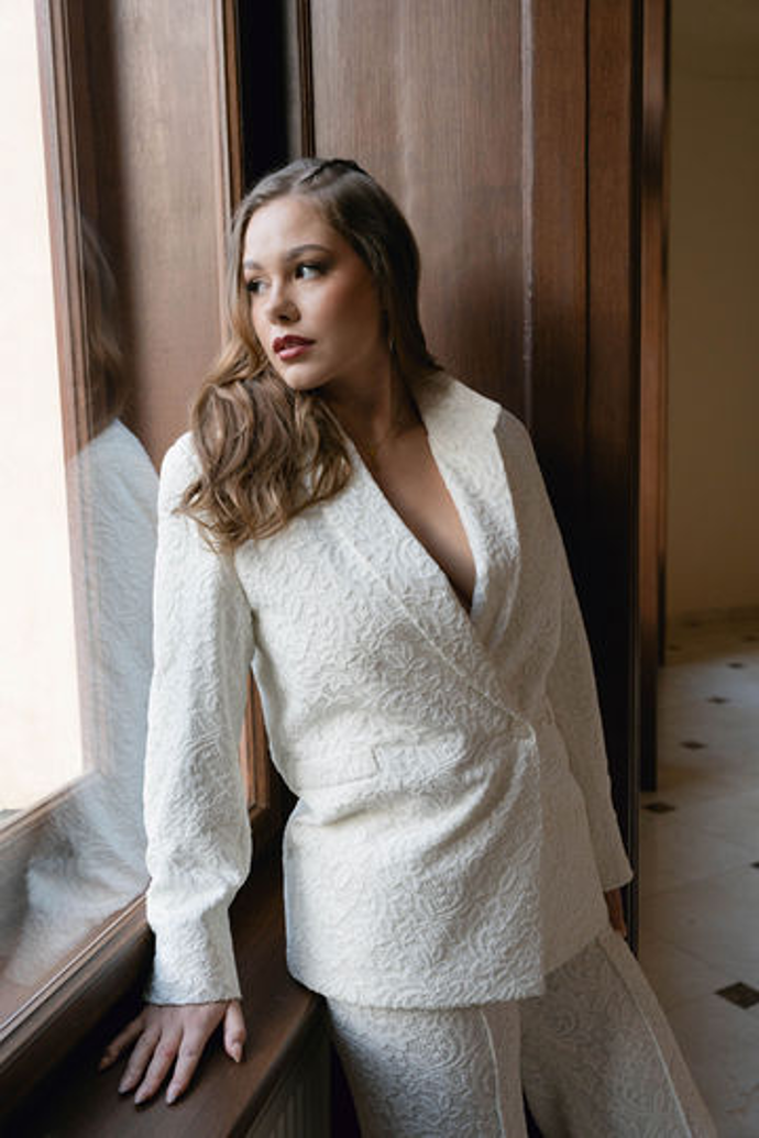 Debbie Brown navrhla i krajkový kalhotový kostým, který pracuje se 3 vrstvami.