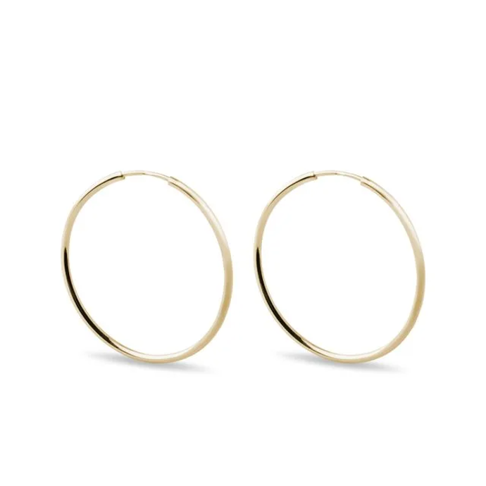 Celý look rafinovaně doplní šperky. Můžete sáhnout po kruhových náušnice ze žlutého zlata. Tento model prodává KLENOTA za 7900 Kč.