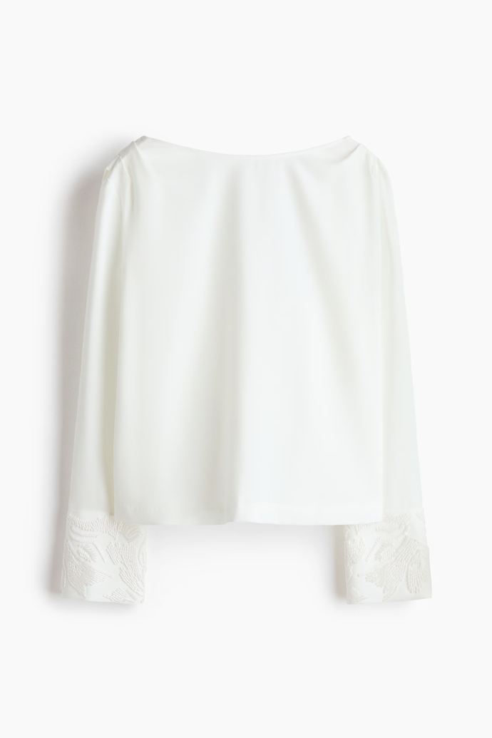 Halenka s korálky a zadním vodopádovým výstřihem, H&M, 1239 Kč