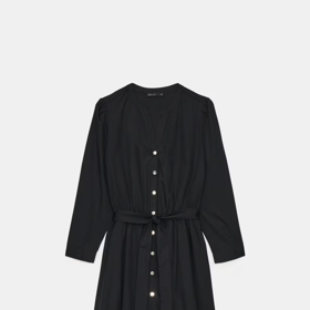 Černé mini košilové šaty s páskem má v nabídce třeba značka Mohito za 899 Kč.