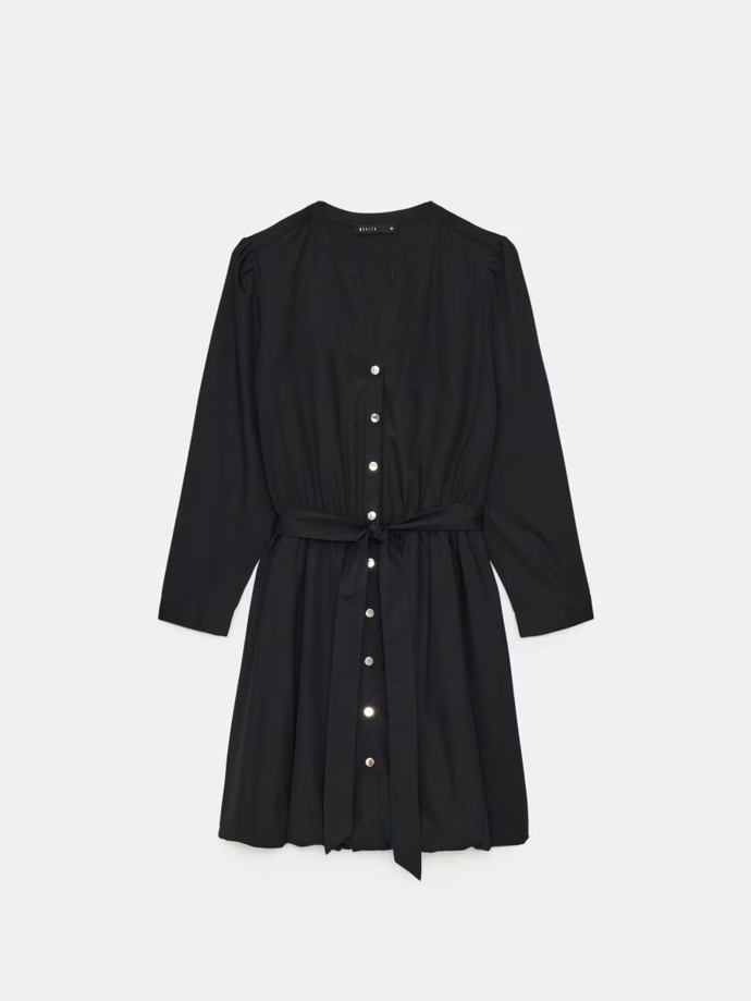 Černé mini košilové šaty s páskem má v nabídce třeba značka Mohito za 899 Kč.