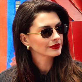 Herečka Anne Hathaway, která brzy zazáří i v očekávaném pokračování kultovního filmu Ďábel nosí Pradu, je globální ambasadorkou značky Bvlgari, takže její volba slunečních brýlí byla jasná. Hranatý model bez obrouček se sofistikovanými kouřovými čočkami je inspirovaný šperkařskou linií značky