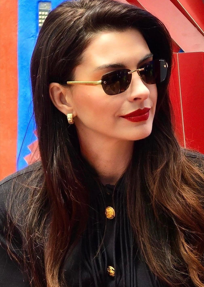 Herečka Anne Hathaway, která brzy zazáří i v očekávaném pokračování kultovního filmu Ďábel nosí Pradu, je globální ambasadorkou značky Bvlgari, takže její volba slunečních brýlí byla jasná. Hranatý model bez obrouček se sofistikovanými kouřovými čočkami je inspirovaný šperkařskou linií značky