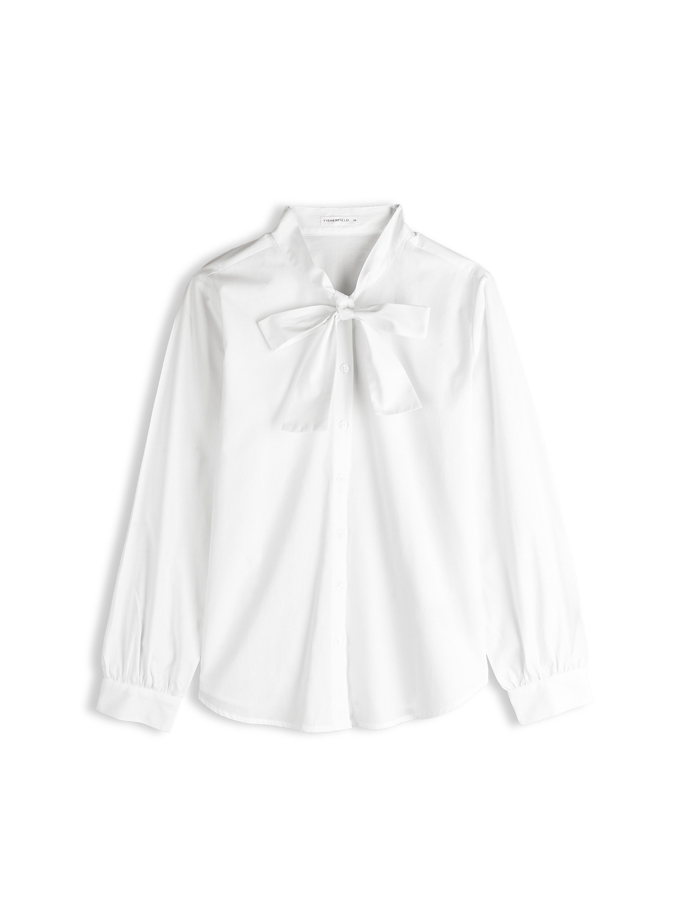 Jestli si říkáte, že bílá košile je nudná, kousek s ozdobnou mašlí vás zaručeně vyvede z omylu. Tato košile je od značky GATE a stojí 438 Kč.