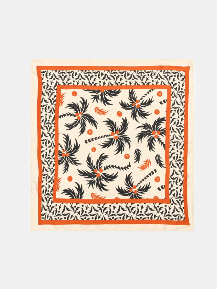 Outfit můžete doladit i dalšími doplňky, třeba tímto saténový šátek s potiskem. Je od značky Sinsay a stojí 79 Kč.