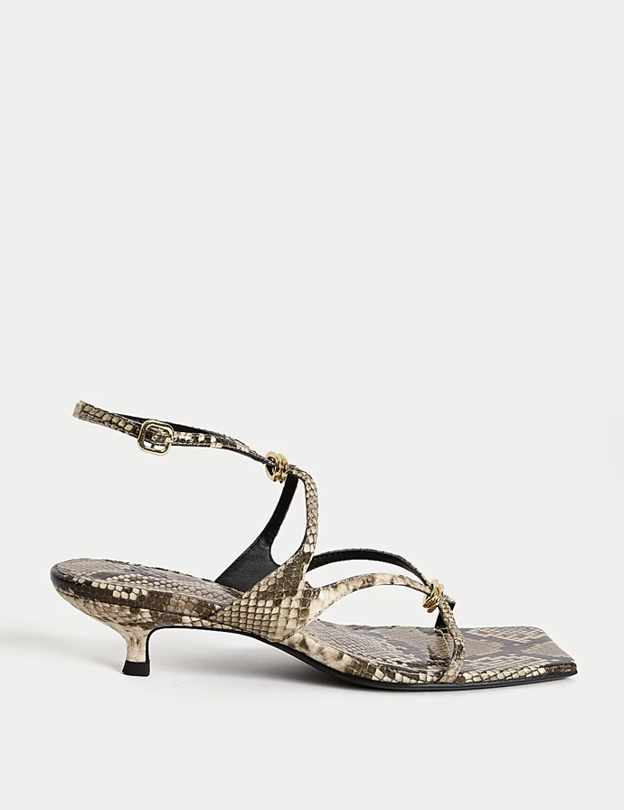 Sandály na nízkém podpatku se zvířecím vzorem, Marks&Spencer, 1599 Kč