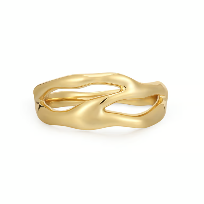 Nenápadnou, a přesto výraznou tečkou může být i šperk, třeba jako tento nepravidelný pozlacený stříbrný prste od značky Eppi, který seženete za 1690 Kč.