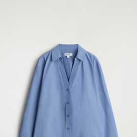 Světle modrá na kabátu přímo vybízí k módní hře tón v tónu. Tato košile z bavlněného popelínu je od značky COS a vyjde vás na 2150 Kč.