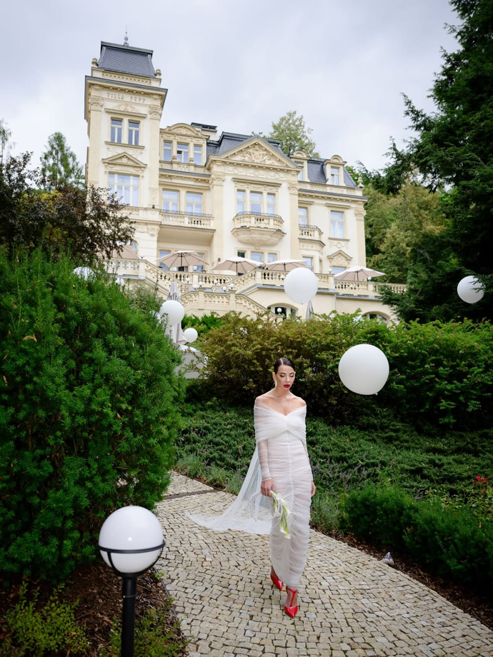 Takhle vypadaly svatební šaty, které Debbie Brown vynesla během svého velkého dne.