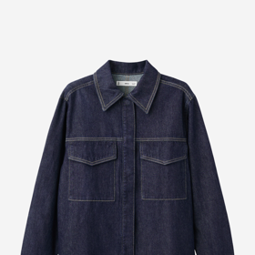 Základem looku je denimová košile s kontrastním prošíváním. podobný kousek prodává třeba značka Mango za 999 Kč.