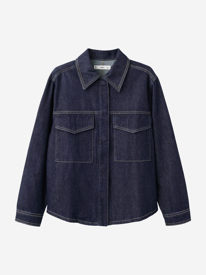 Základem looku je denimová košile s kontrastním prošíváním. podobný kousek prodává třeba značka Mango za 999 Kč.