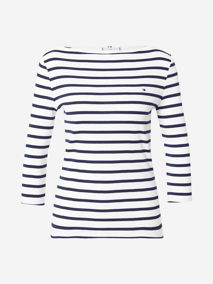 Zpoza košile vykukuje nenápadný, ale klíčový prvek, kterým je námořnické tričko. Proužky jsou nadčasové, ale letos se opět vrací do hry i jako trend. Toto provedení s lodičkovým výstřihem je od značky Tommy Hilfiger a vyjde vás na 1499 Kč.
