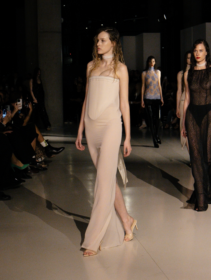 Jednobarevné modely opět oživily důmyslné detaily.