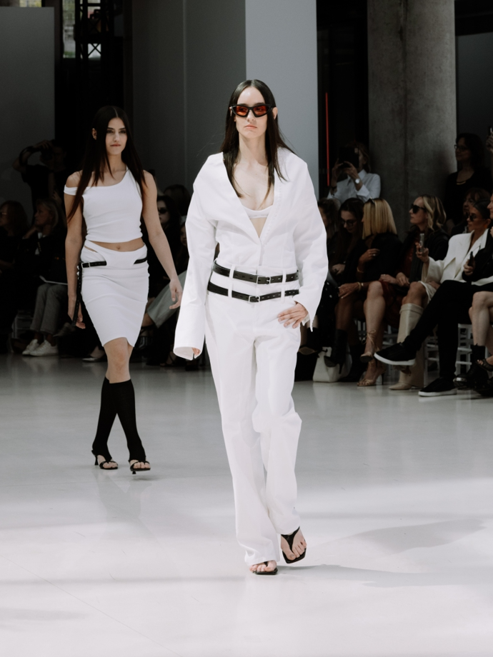 Monochromatický outfit správně rozbije vrstvení pásků...