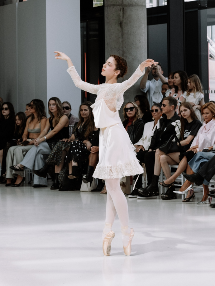 Hana Valtová ukázala, že lesklé textury a krajka nás neopustí ani na podzim a v zimě. Vrstvení je skvělým způsobem, jak lehčí kousky nosit i v chladnějších dnech.