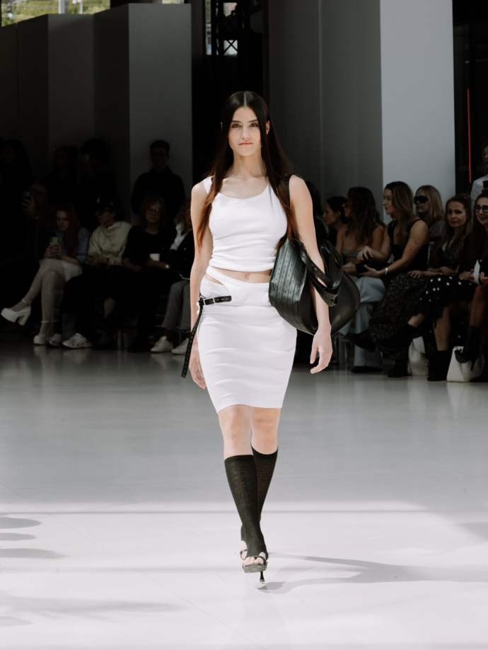 Stejně tak i pouzdrové sukně a kontrastní detaily.