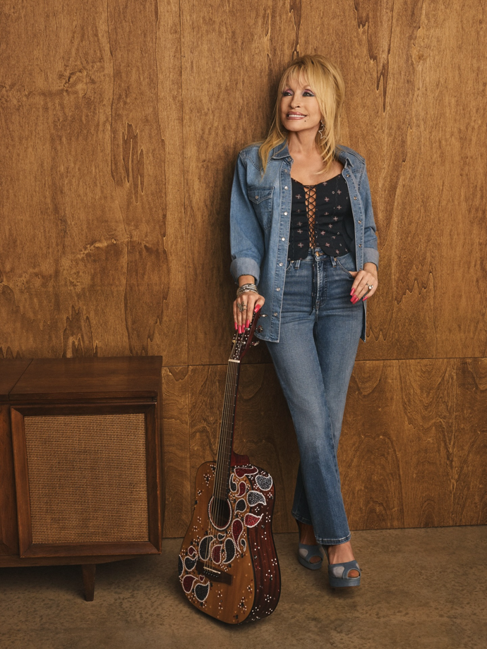 Dolly Parton ale nosí i lehce zúžený střih.