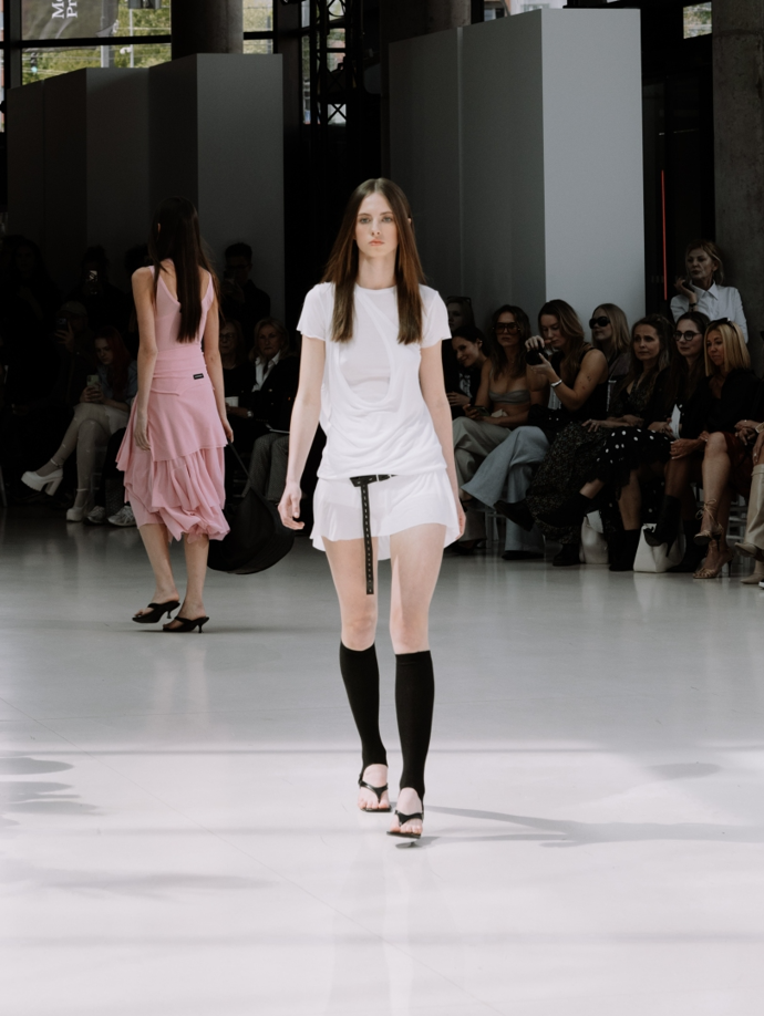 Černobílá kombinace se v kolekci Valérie Jurčíkové objevovala v různých modifikacíh.