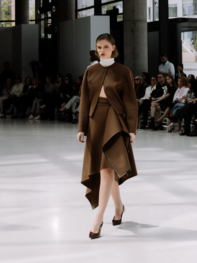 Alexandra Gnidiak pracovala i s hnědou a tradičním kouskům propůjčila méně tradiční střihy.