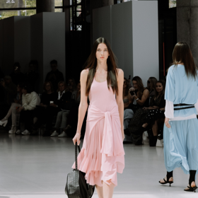 Návrhářka Valérie Jurčíková se inspirovala 90. léty, která v módním světě momentálně dost rezonují. 