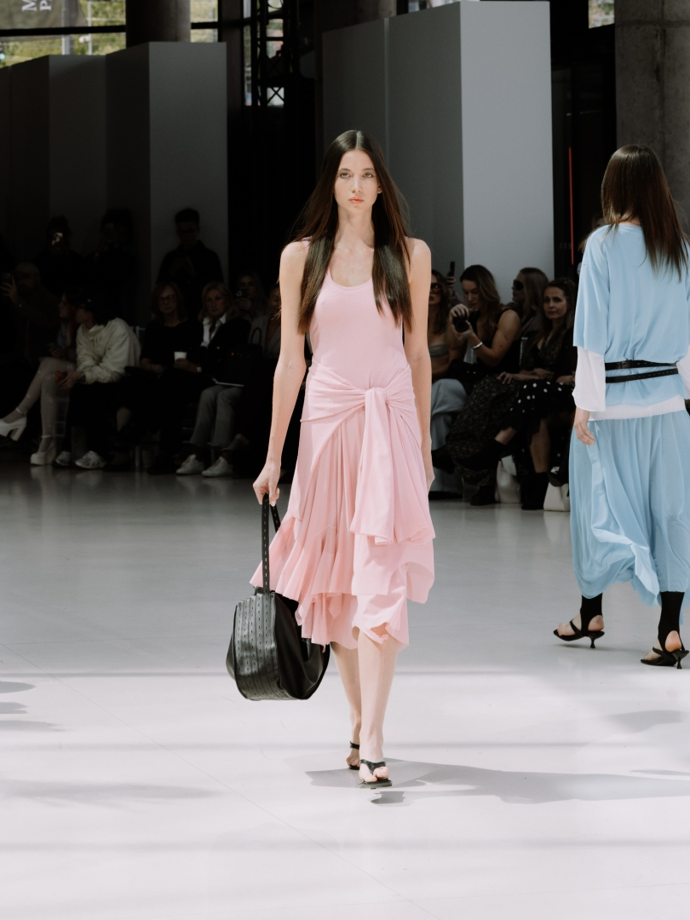 Návrhářka Valérie Jurčíková se inspirovala 90. léty, která v módním světě momentálně dost rezonují. 