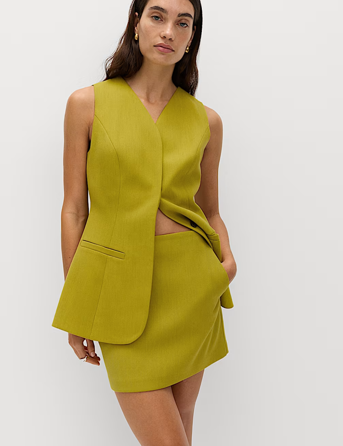 Áčková minisukně a vesta, Marks&Spencer, vesta 1599 Kč, sukně 999 Kč