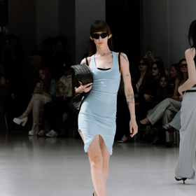 A to nejen pokud jde o barvy, jako jsou světlá růžová a modrá, tak i sportovní prvky a střihy.