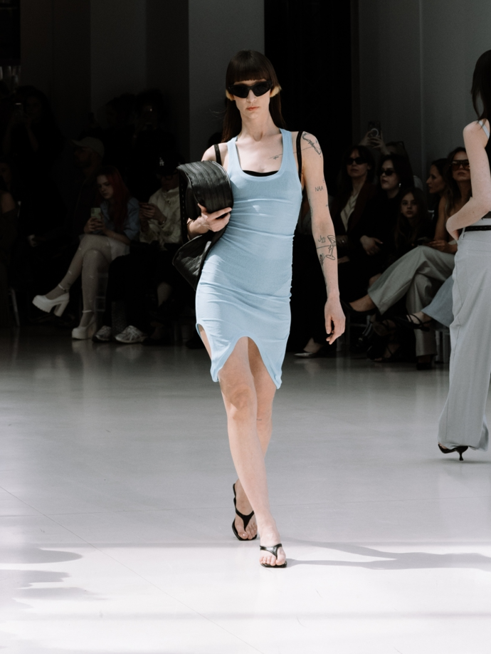 A to nejen pokud jde o barvy, jako jsou světlá růžová a modrá, tak i sportovní prvky a střihy.