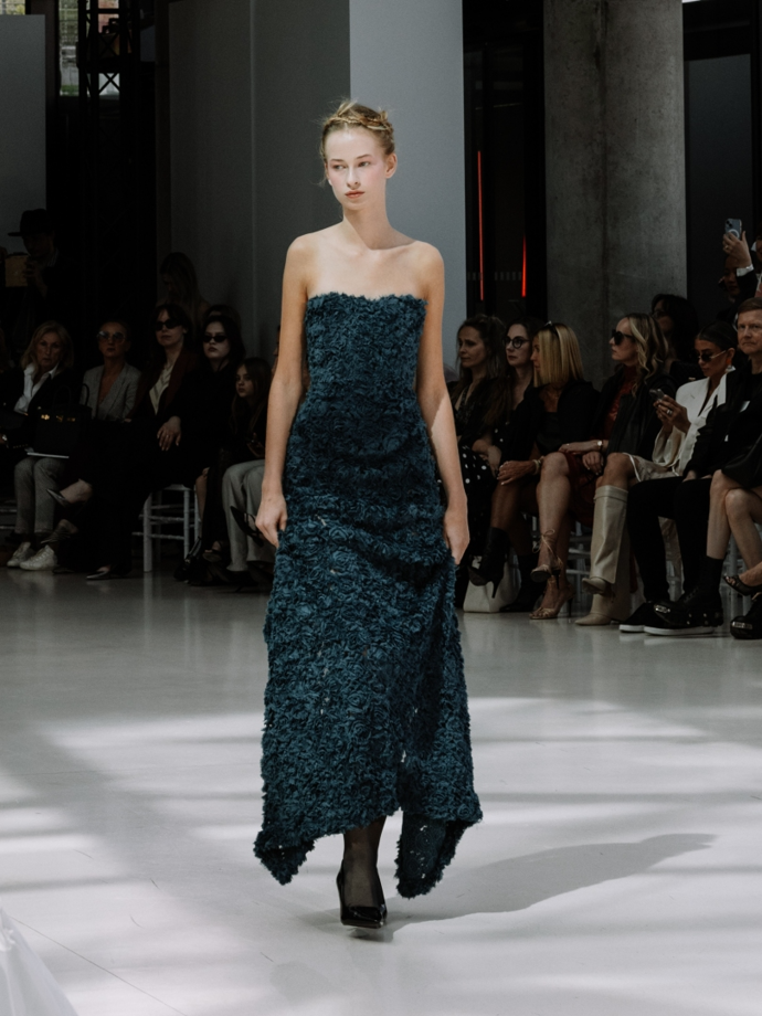 Hana Valtová představila i dva modely v barvě podobné trendy nazelenalému odstínu Transformative Teal.