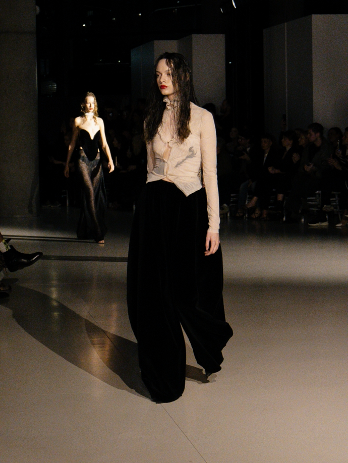 Tomáš Němec s černou pracuje často, tentokrát ji ukázal zase v dalších rovinách.