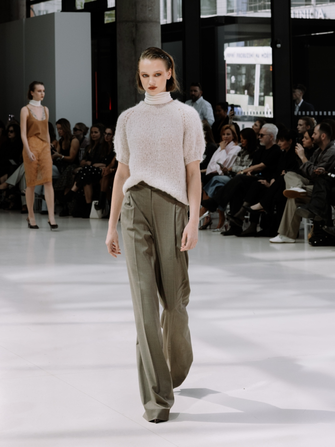 Základem nadčasového stylu do vícero ročních období jsou i kvalitní kalhoty a úplety.