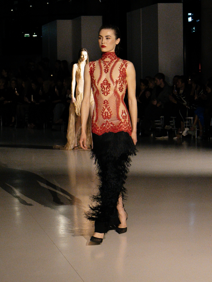 Krajku a červené akcenty do svojí kolekce jemně zapracoval i Tomáš Němec.