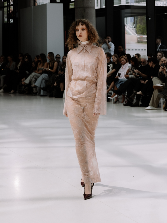 V kolekci nechyběly trendy krajkové kousky.