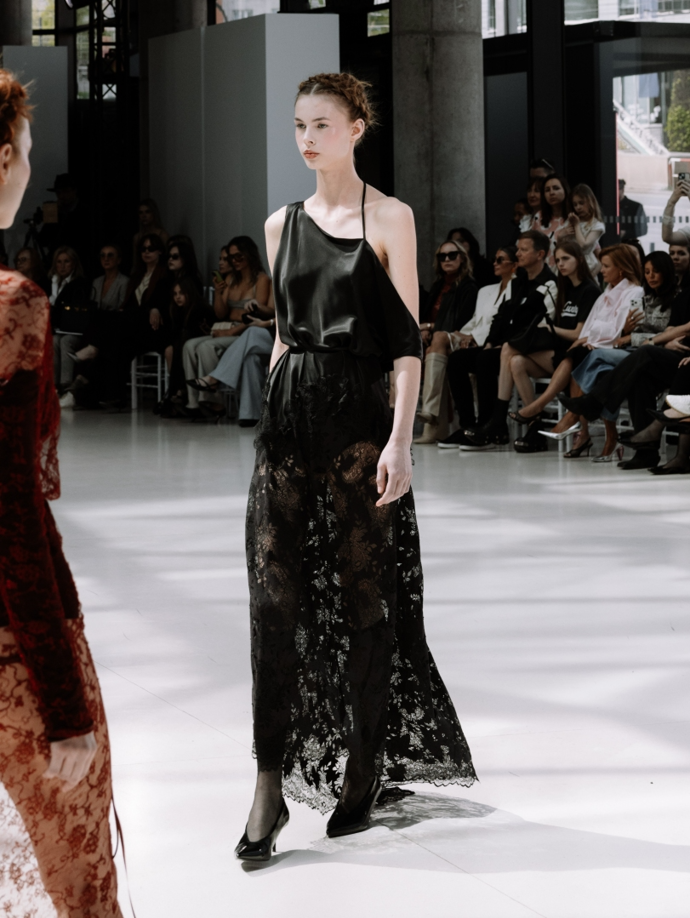 Stejně tak i rafinovaná asymetrie.