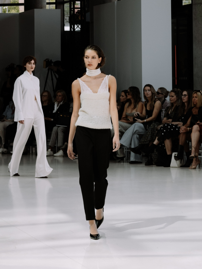 Také u této návrhářky hraje prim černobílá kombinace. Návrhářka ji propojuje na topech a kalhotách...