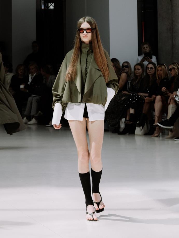 Ty byly k vidění i v modernějších oversize a zkrácených variantách.