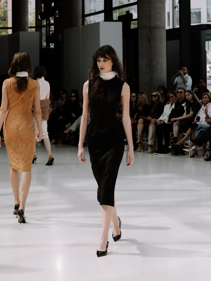 ...jak je vidět na těchto malých černých šatech. 