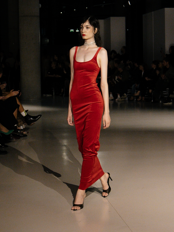 Návrhář hojně využíval samet...