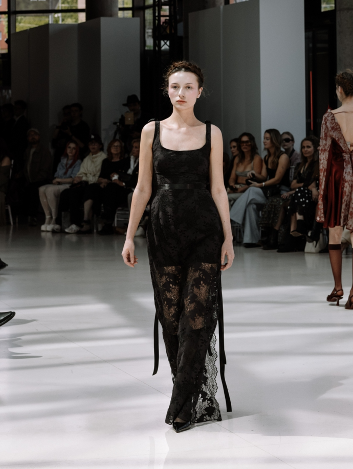 Tvrdost černé opět změkčila právě krajka.