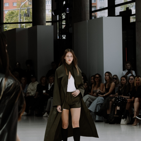 Rafinované asymetrie a doplňky se mísily s minimalističtějšími kousky.