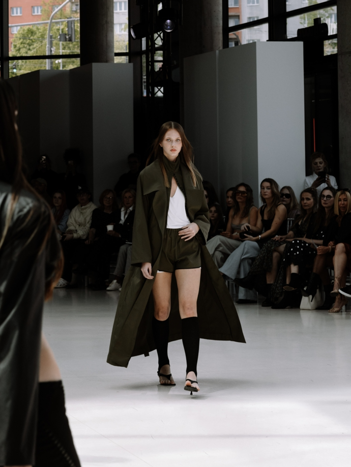 Rafinované asymetrie a doplňky se mísily s minimalističtějšími kousky.