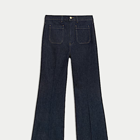 Džíny s vysokým pasem a rozšířenými nohavicemi do zvonu opticky zeštíhlují. Tento model má v nabídce značka Marks&Spencer za 1499 Kč.