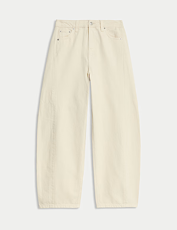 Krémové džíny zjemní červenou i výrazný střih barrel. Tyto má v nabídce značka Marks&Spencer za 999 Kč.