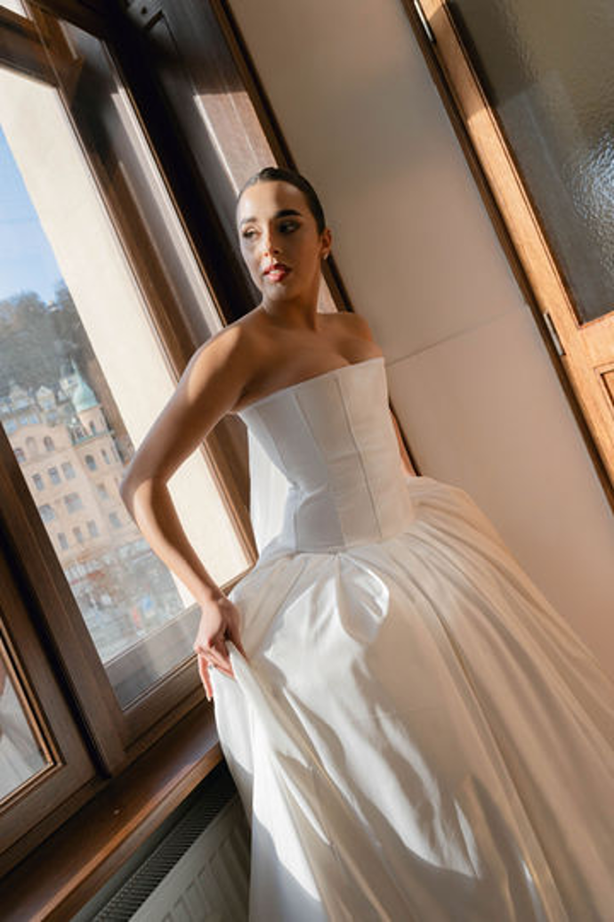 Tyto šaty působí z celé kolekce asi tím nejklasičtějším dojmem.